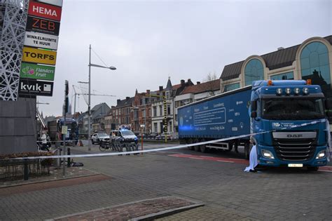 ongeval eeklo vandaag|Voetgangster (73) kritiek na aanrijding door tractor in Eeklo